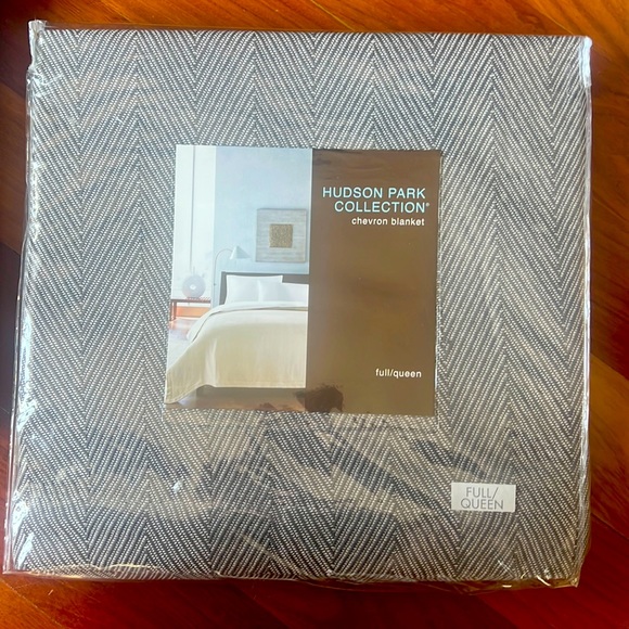 Hudson Park Chevron Blanket full/queen- 100% Exclusive 100% cotton NWT grey - Picture 1 of 2